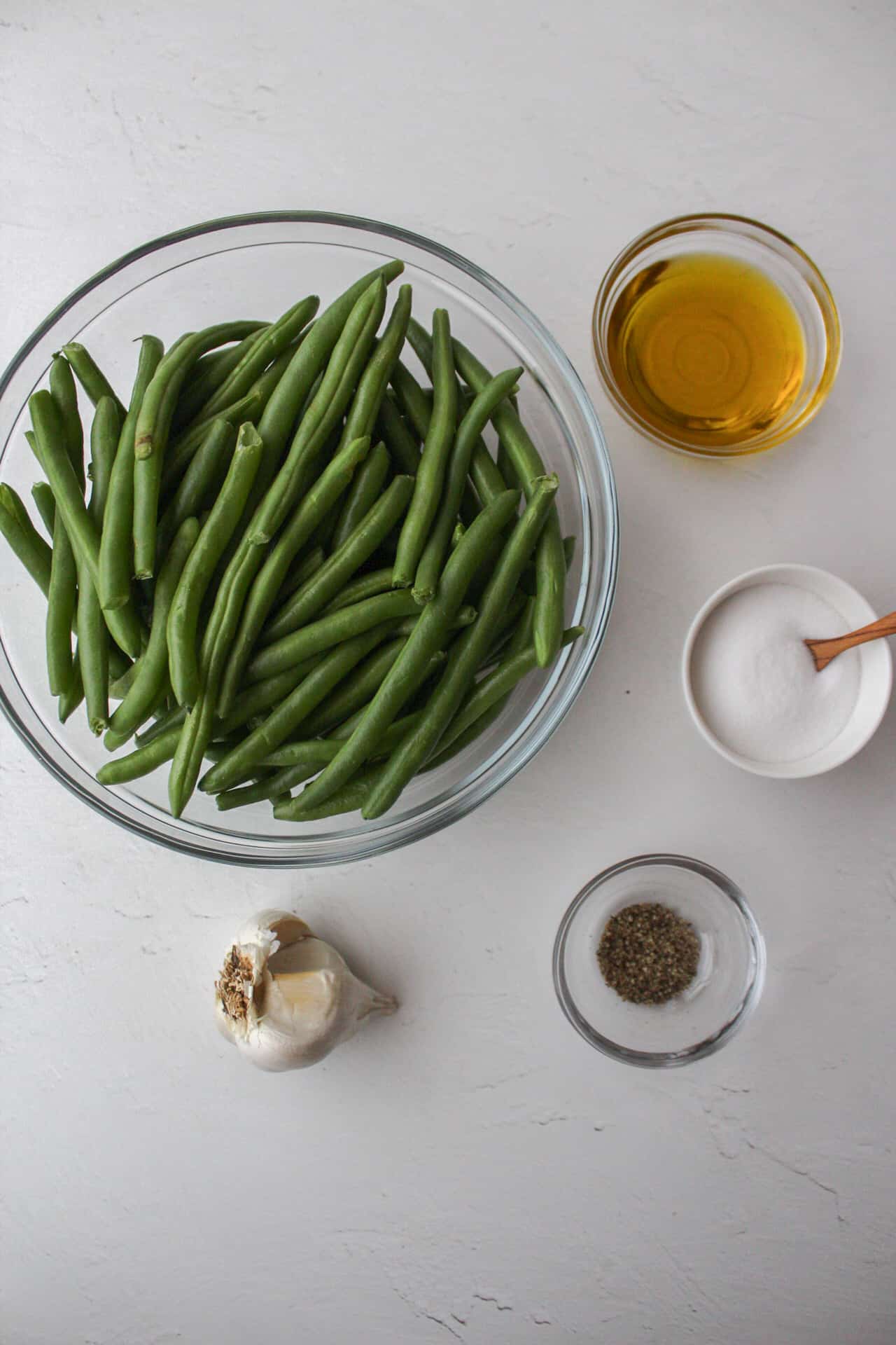 ingredients to make garlic sautéed green beans