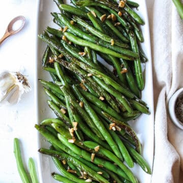 green beans sautéed with garlic on a plate