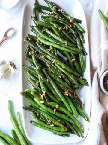 green beans sautéed with garlic on a plate