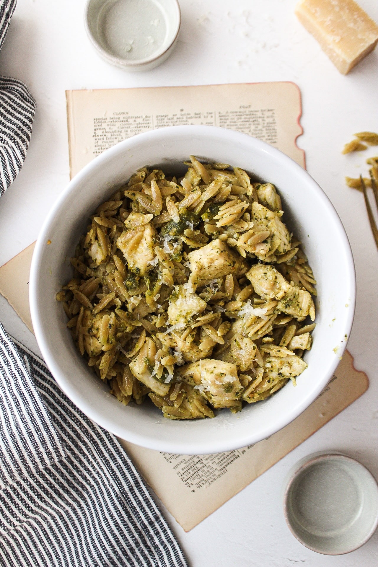 a bowl of orzo pasta with chicken and pesto sauce