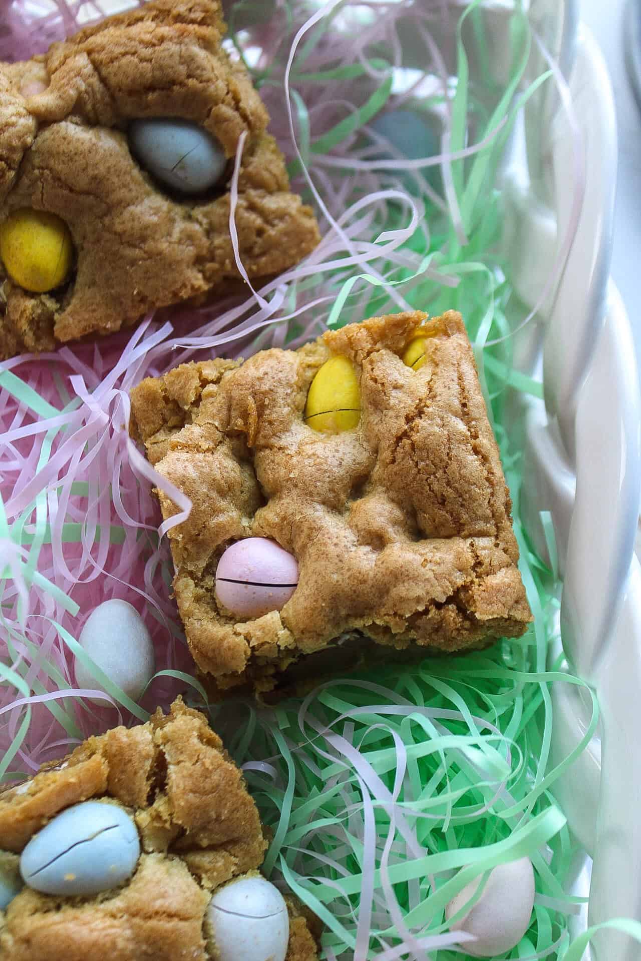 Close up of an easter egg blondie in a basket.
