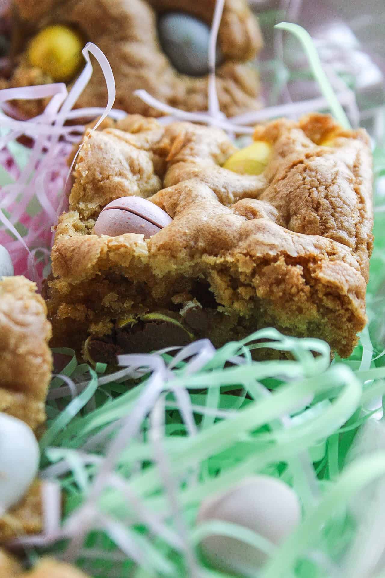 Close up of an easter egg blondie in a basket.