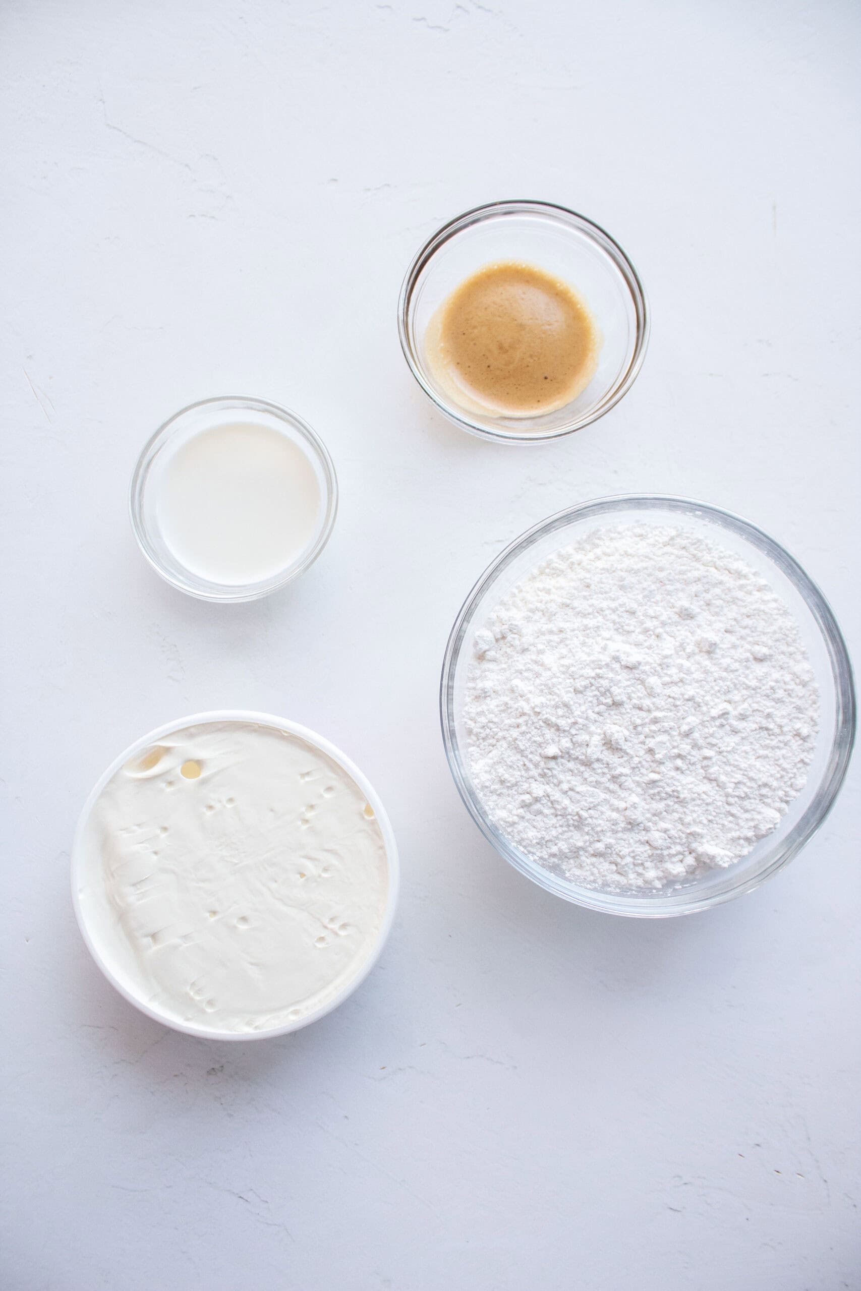 Ingredients to make mascarpone icing.